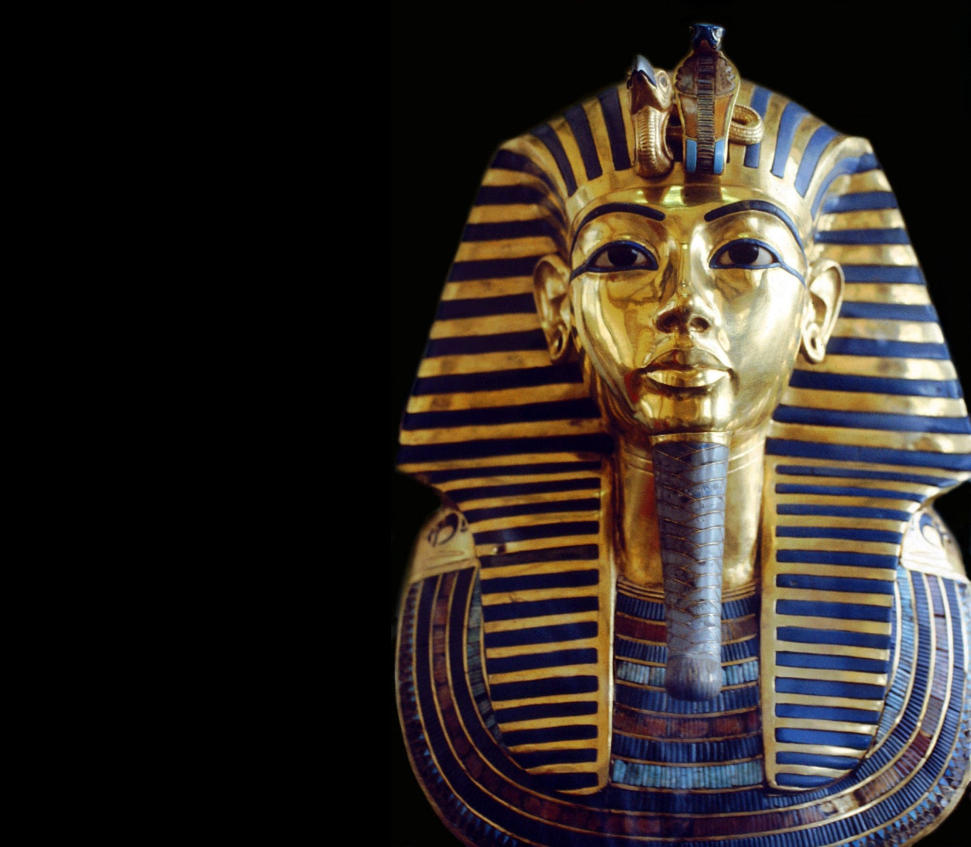 Маска тутанхамона 5 класс. Золотая погребальная маска Тутанхамона. Погребальная маска фараона Тутанхамона древний Египет. Погребленая маска Тутанхамо. Тутанхамон погребальная маска.
