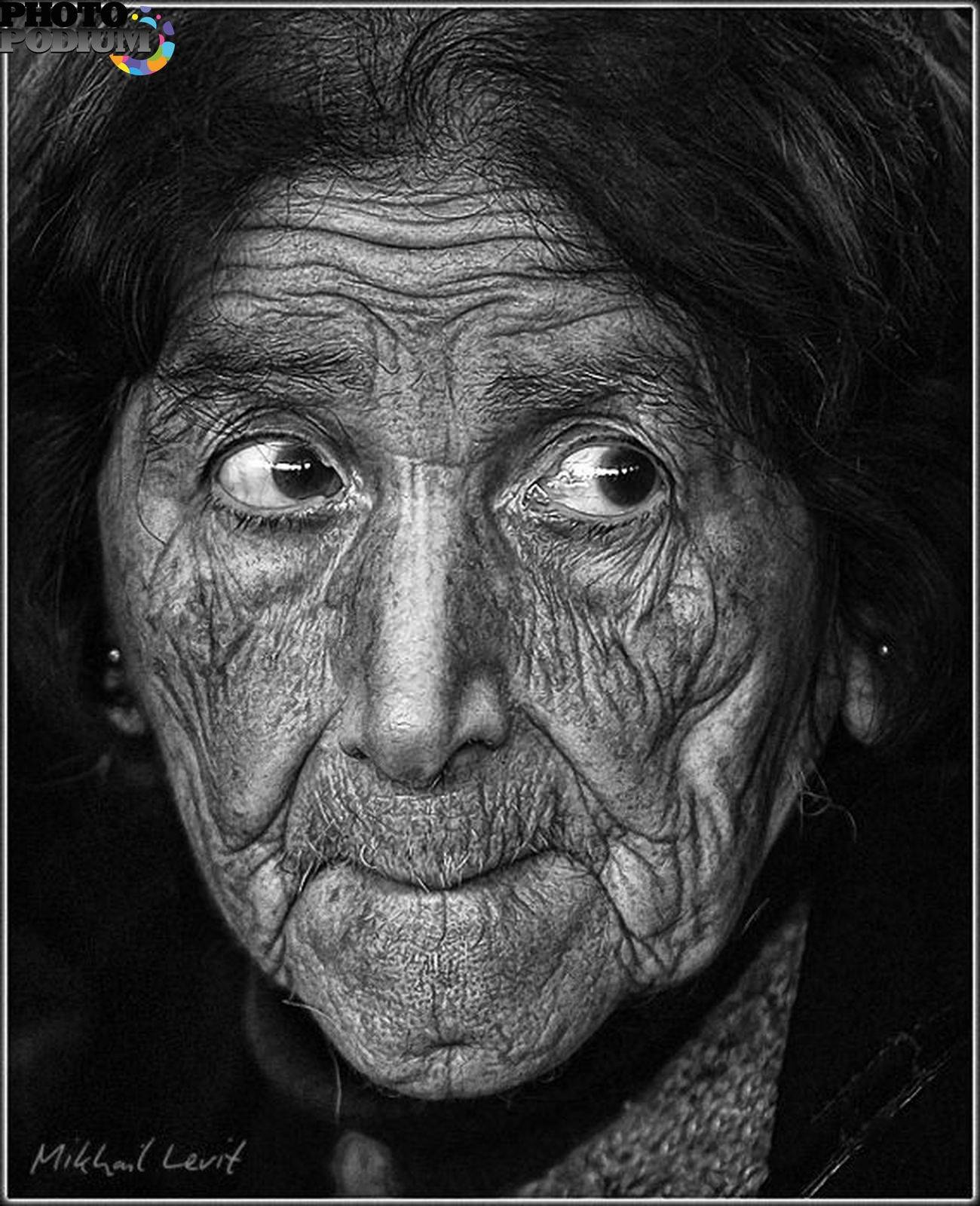 Взгляд старости. Фотопортреты людей. Лицо старухи. Портрет старого человека. Эмоции Стариков.