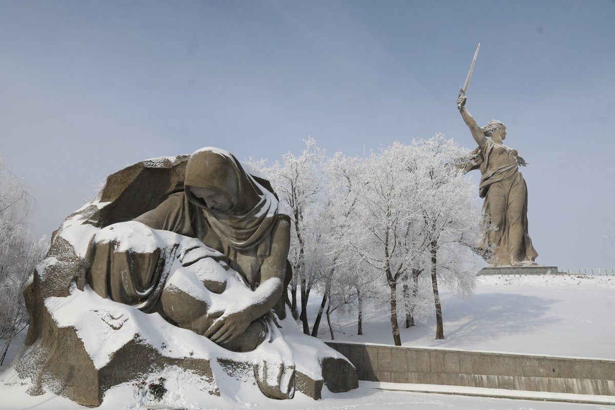 Мамаев курган сегодня. Мамаев Курган Сталинград Волгоград. Мамаев Курган Сталинградская битва. 2 Февраля Сталинградская битва Мамаев Курган. Сталинградская битва у Мамаева Кургана.