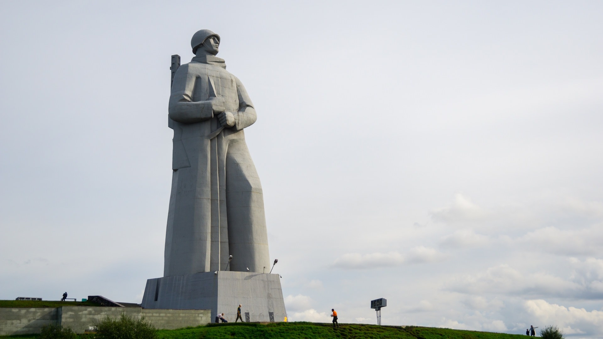 Памятник алеша в мурманске рисунок