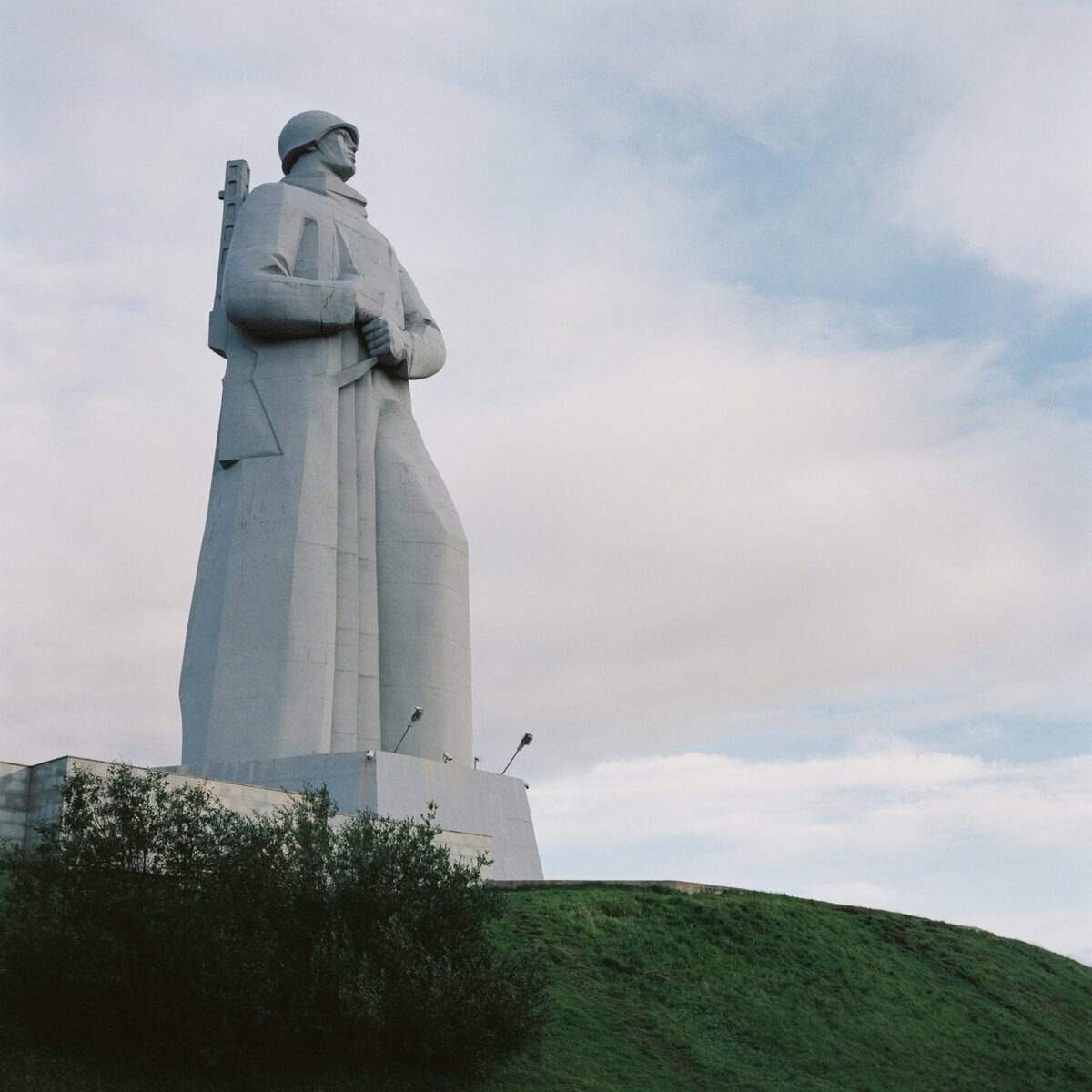 Город герой алеша. Памятник защитникам Заполярья Мурманск. Памятник Алеше в Мурманске. Памятник защитникам советского Заполярья в Мурманске. Мемориал Алеша в Мурманске.