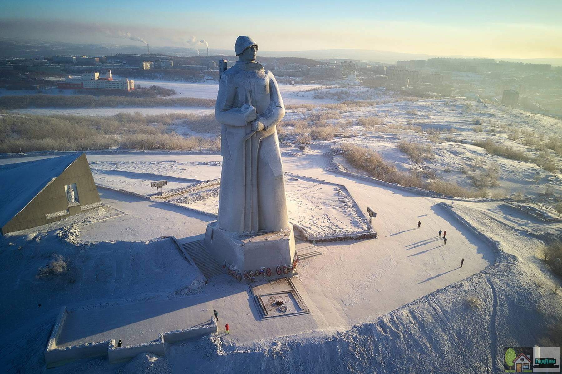 Город герой алеша. Памятник защитникам Заполярья Алеша Мурманск. Памятник Алеше в Мурманске. Монумент Алеша в Мурманске. Памятник защитникам советского Заполярья в Мурманске.