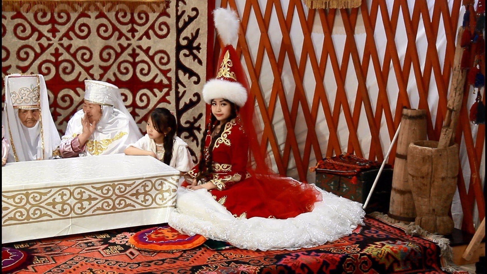 Казахская свадьба на казахском языке. Казахские традиции. Свадьба казахов. Казахские традиции Свадебные. Национальная одежда казахов.