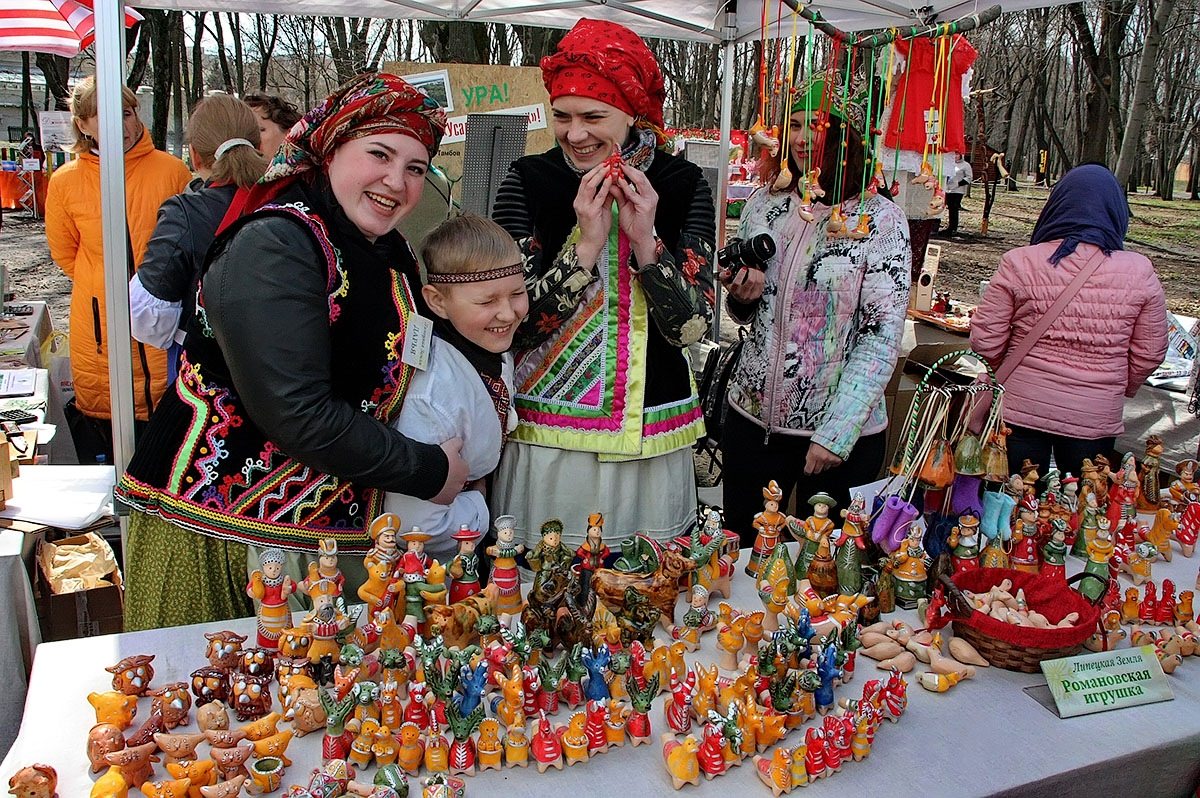 Где есть ярмарки. Ярмарка. Народная ярмарка. Ярмарка народные гуляния. Праздничная ярмарка.