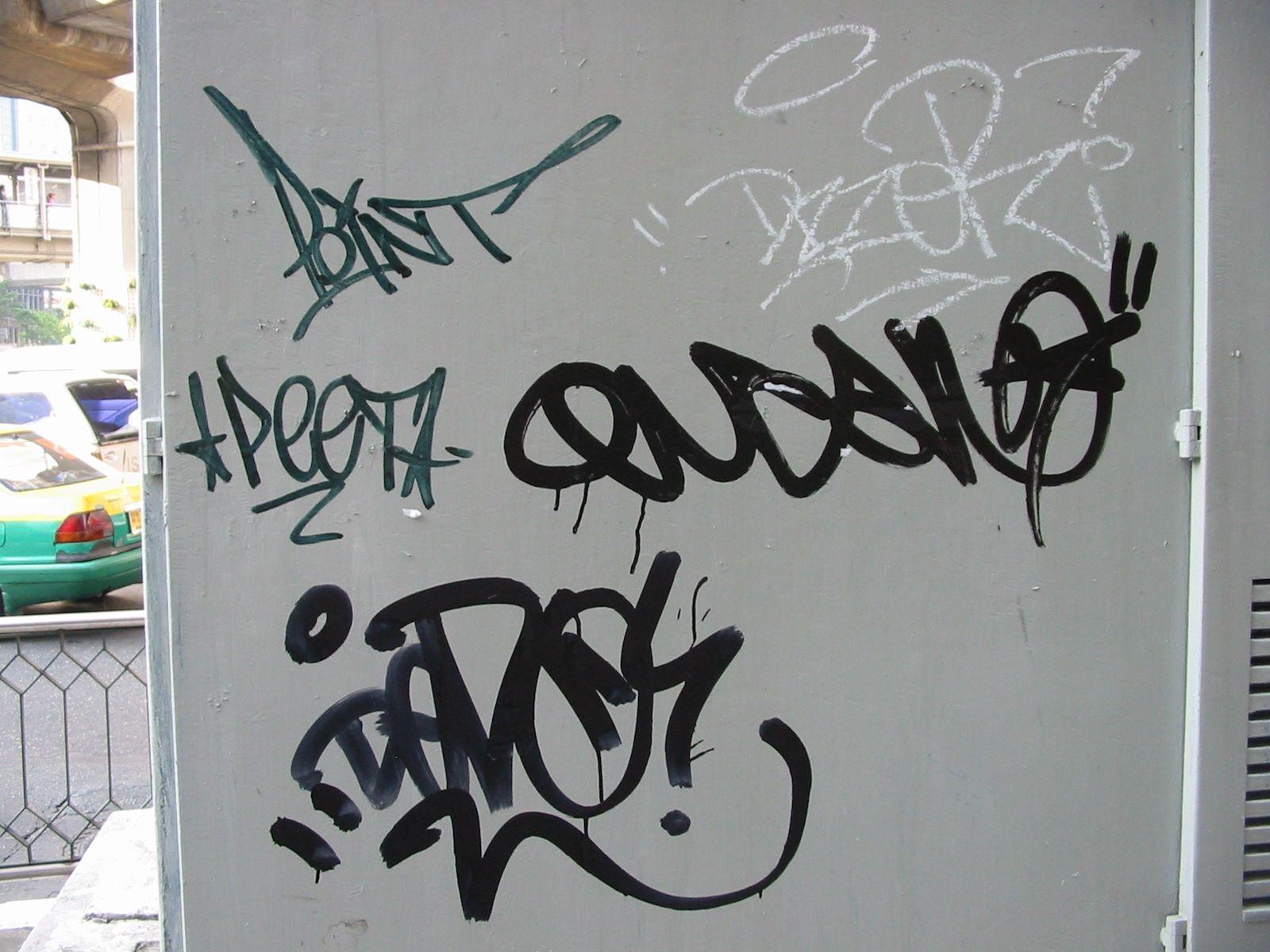 Нужна тэга. Надписи на стенах. Надписи маркером на стене. Теги граффити. Надписи на стенах граффити.