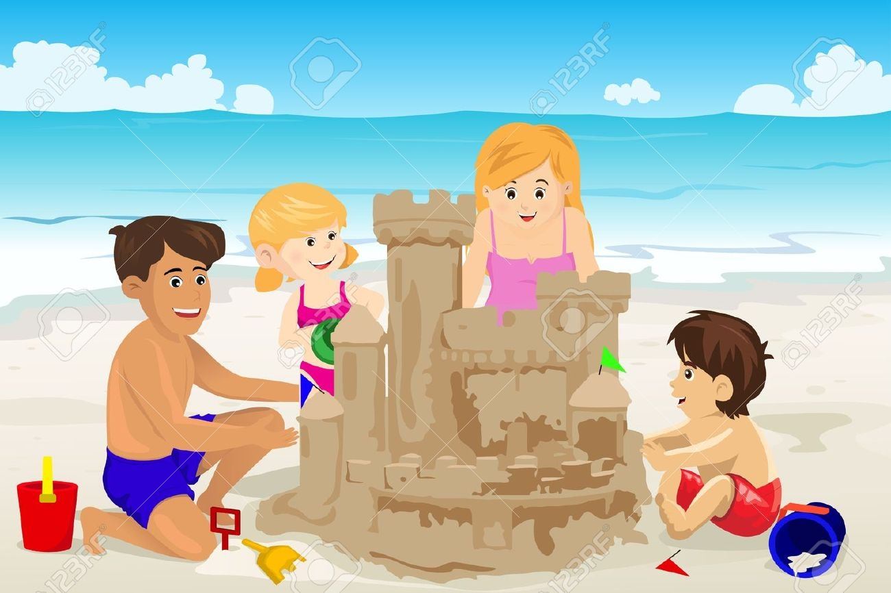 Мальчик строит замок из песка