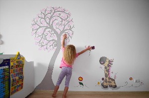 Рисунки в детской комнате на стене