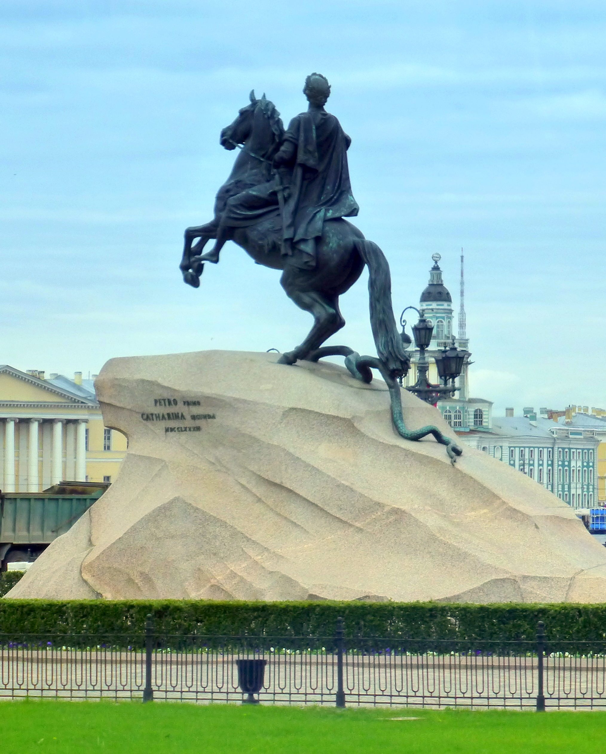 Медный всадник основа. Медный всадник памятник в Санкт-Петербурге. Медный всадник памятник. СПБ медный всадник памятник. Памятник Петру великому медный всадник.