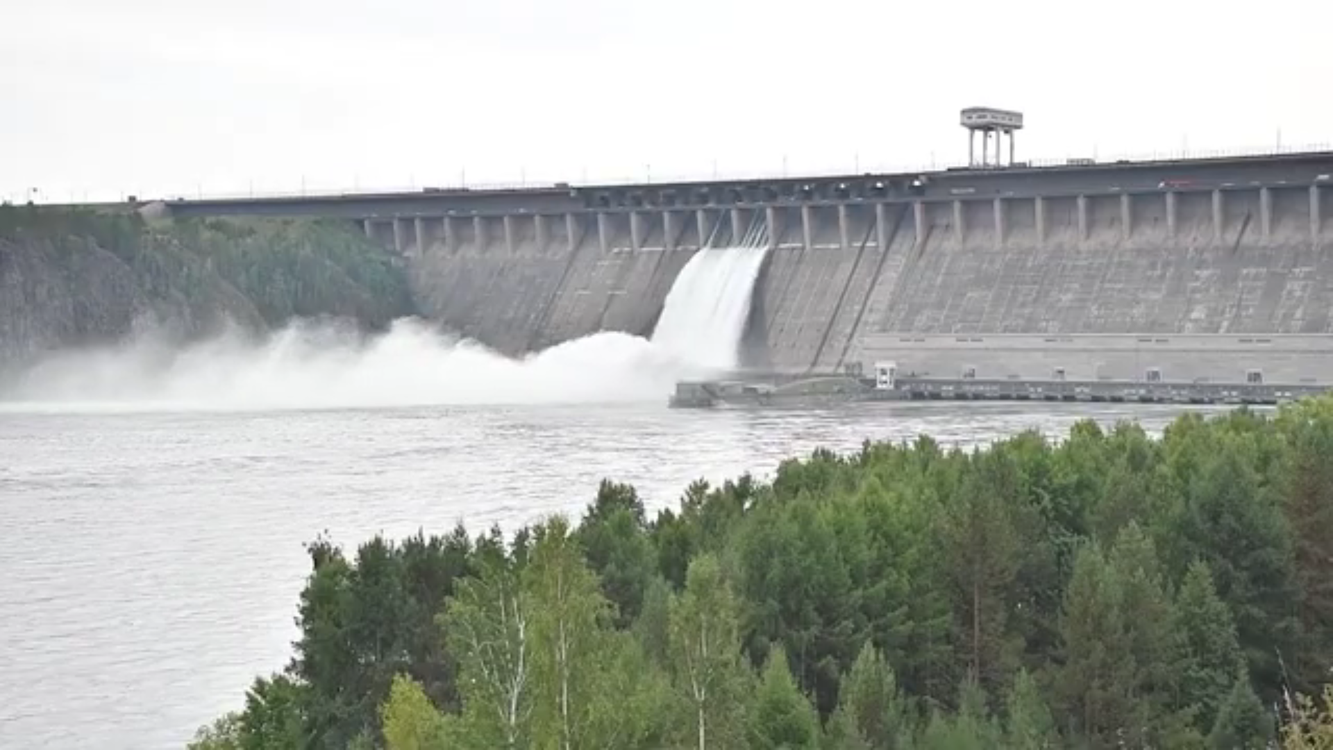 Братская гэс википедия. Братская ГЭС сброс воды 2021. ГЭС Братск сброс воды. Братская ГЭС шлюзы. Братская ГЭС спуск воды.