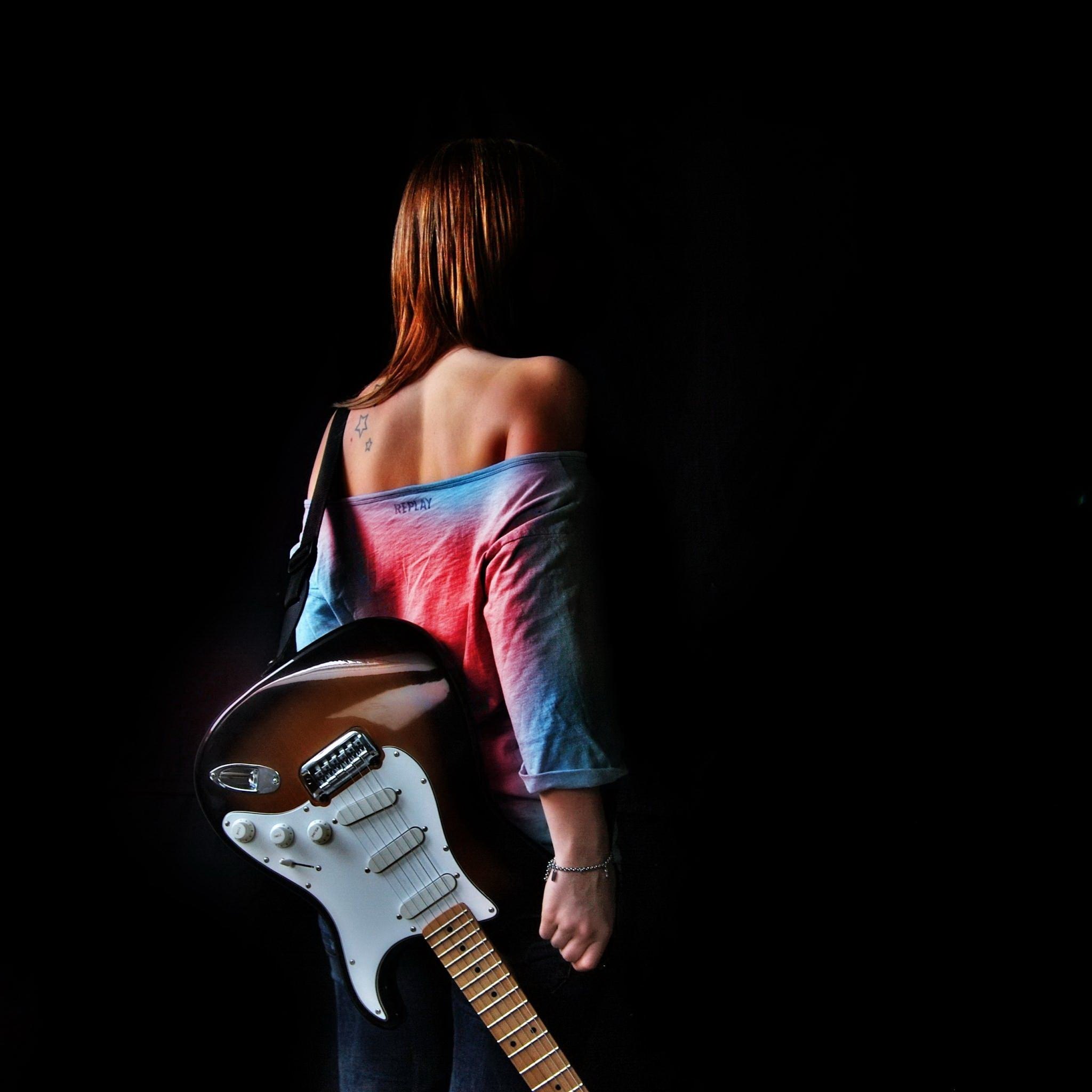 Ненавижу гитару. Девушка с электрогитарой. Красивая девушка с гитарой. Девушки г. Фотосессия с гитарой девушка.