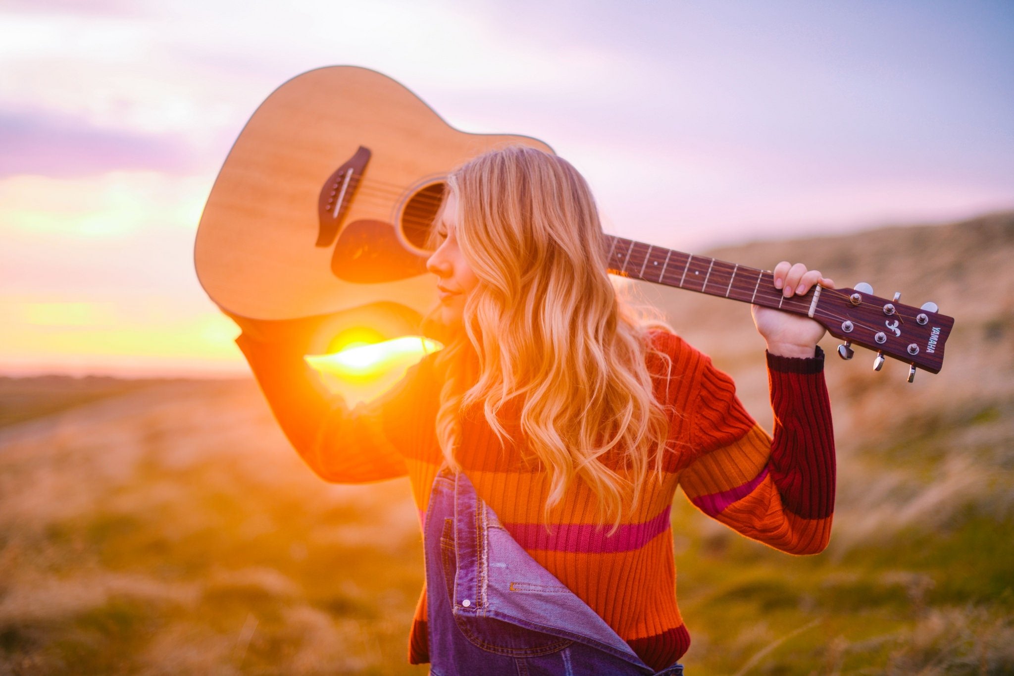 Спокойная утренняя музыка. Девушка с электрогитарой. Фотосессия с гитарой. Девушка с гитарой на природе. Девушка с гитарой на закате.