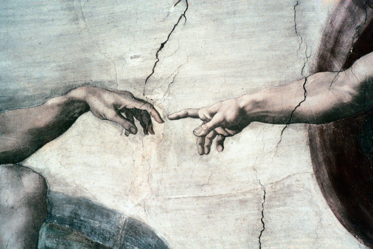 Сильно тянут руки. Микеланджело Сотворение Адама. Картина Микеланджело руки. Рождение Адама Микеланджело руки. Прикосновение Сотворение Адама.