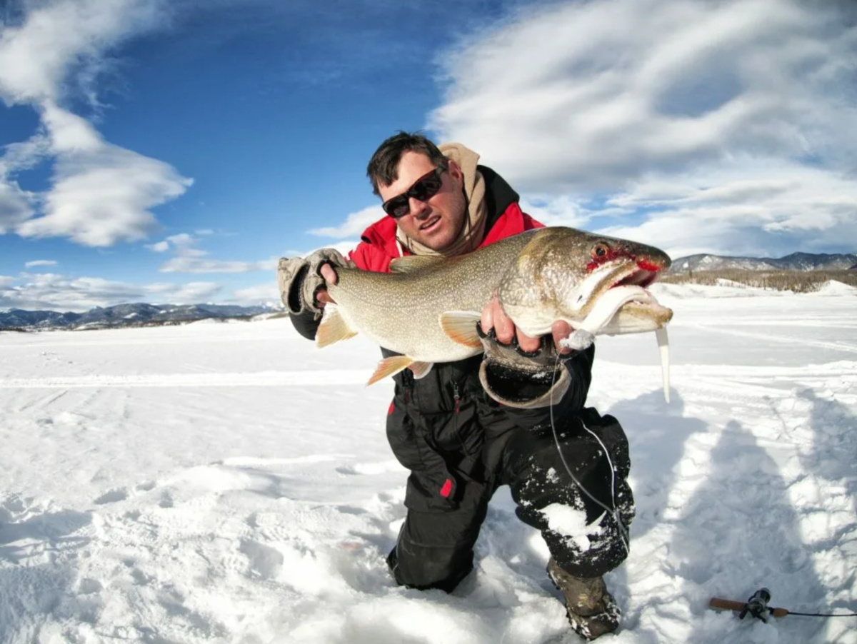 Мужик поймал рыбу. Зимняя рыбалка. Рыбак зимой. Фотосессия зимней рыбалки. Рыбаки на рыбалке зимой.