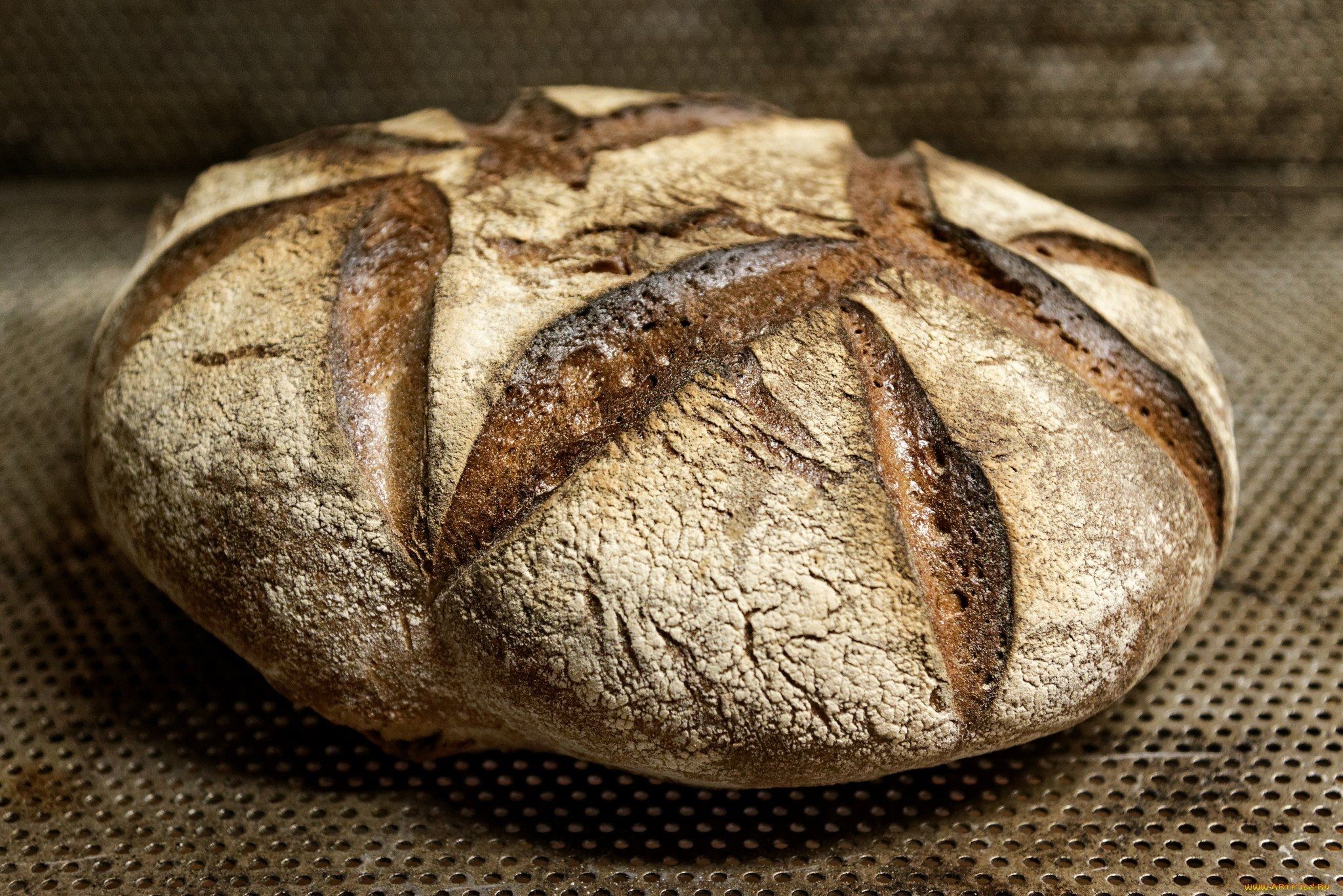 Хлеб чанг. Хлеб. Хлеб Буханка. Средневековый хлеб. Буханка хлеба на темном фоне.