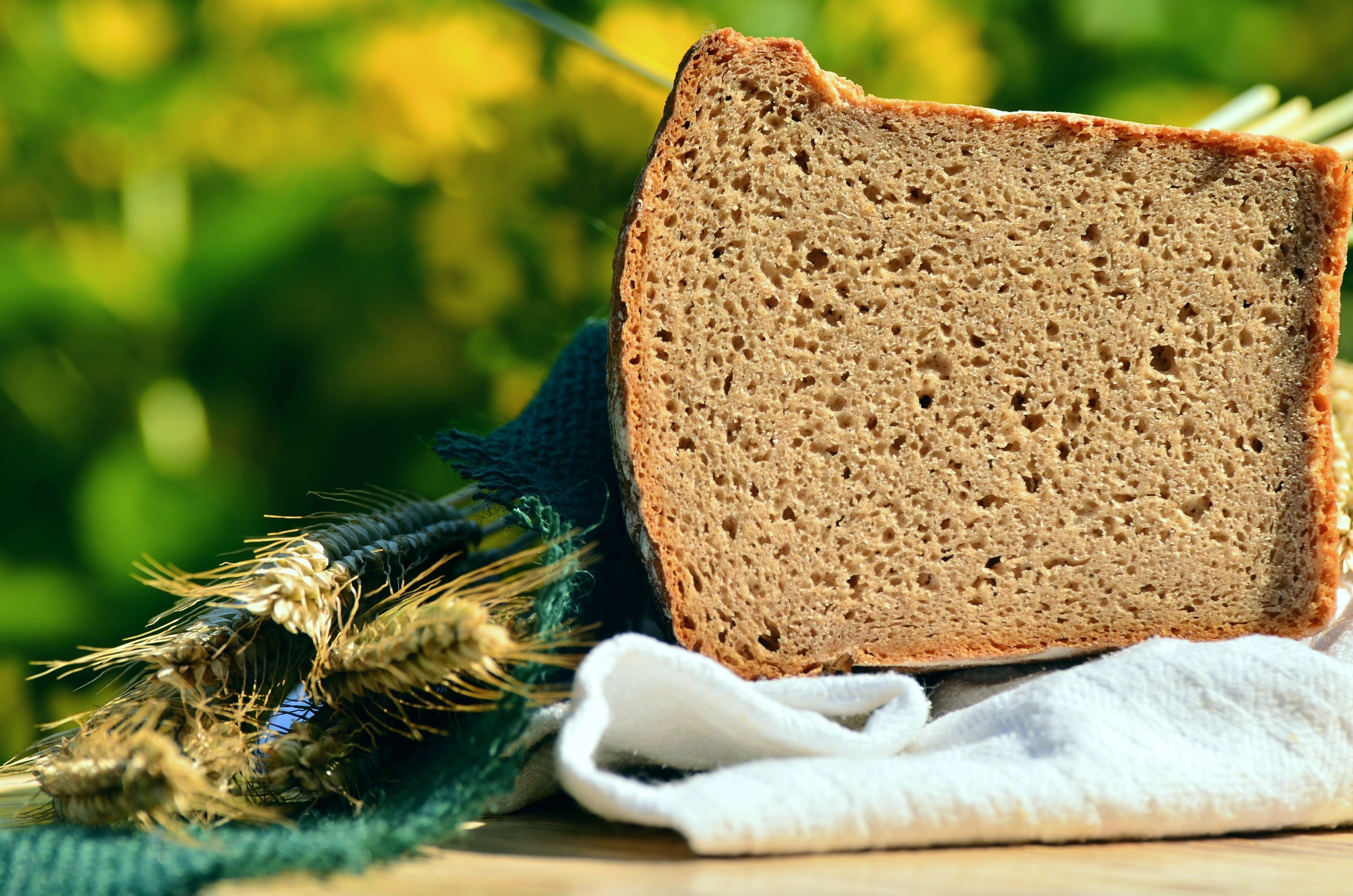 Хлеба кусок воды. Хлеб. Интересный хлеб. Всемирный день хлеба. Хлеб из ячменя.