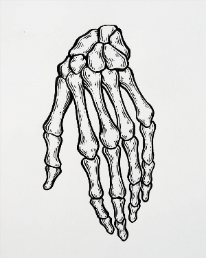 Нарисованная кость на руке