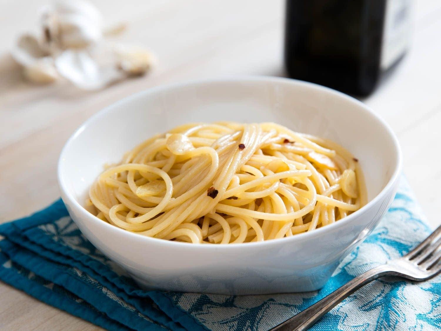 100 лапша. Спагетти айоли. Паста спагетти Spaghetti. Тарелка спагетти. Лапша в тарелке.