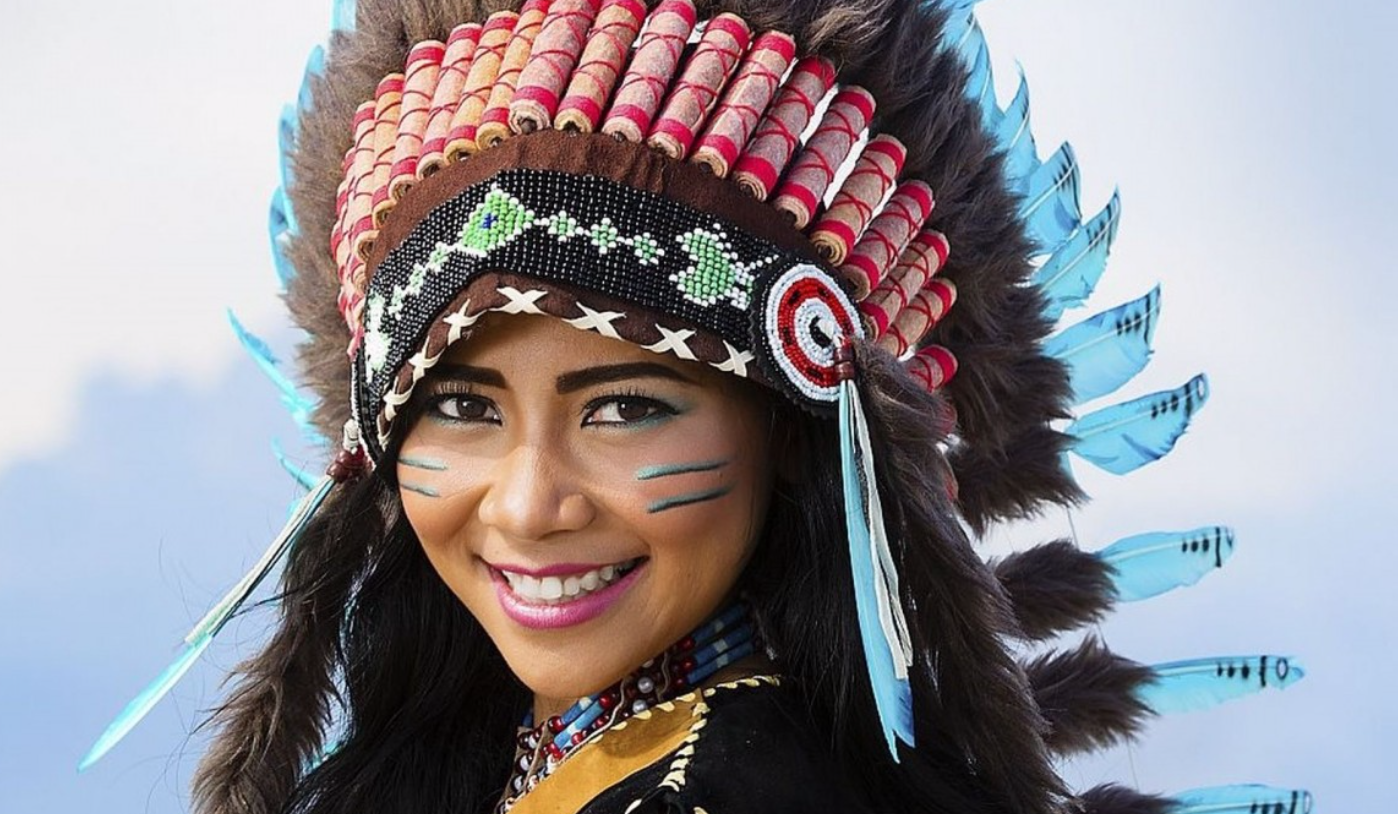 Индейцы цвет. Индейцы СКВО Северной Америки. Красивые индейцы женщины. Красивые индейские женщины. Красивые девушки индейцы.