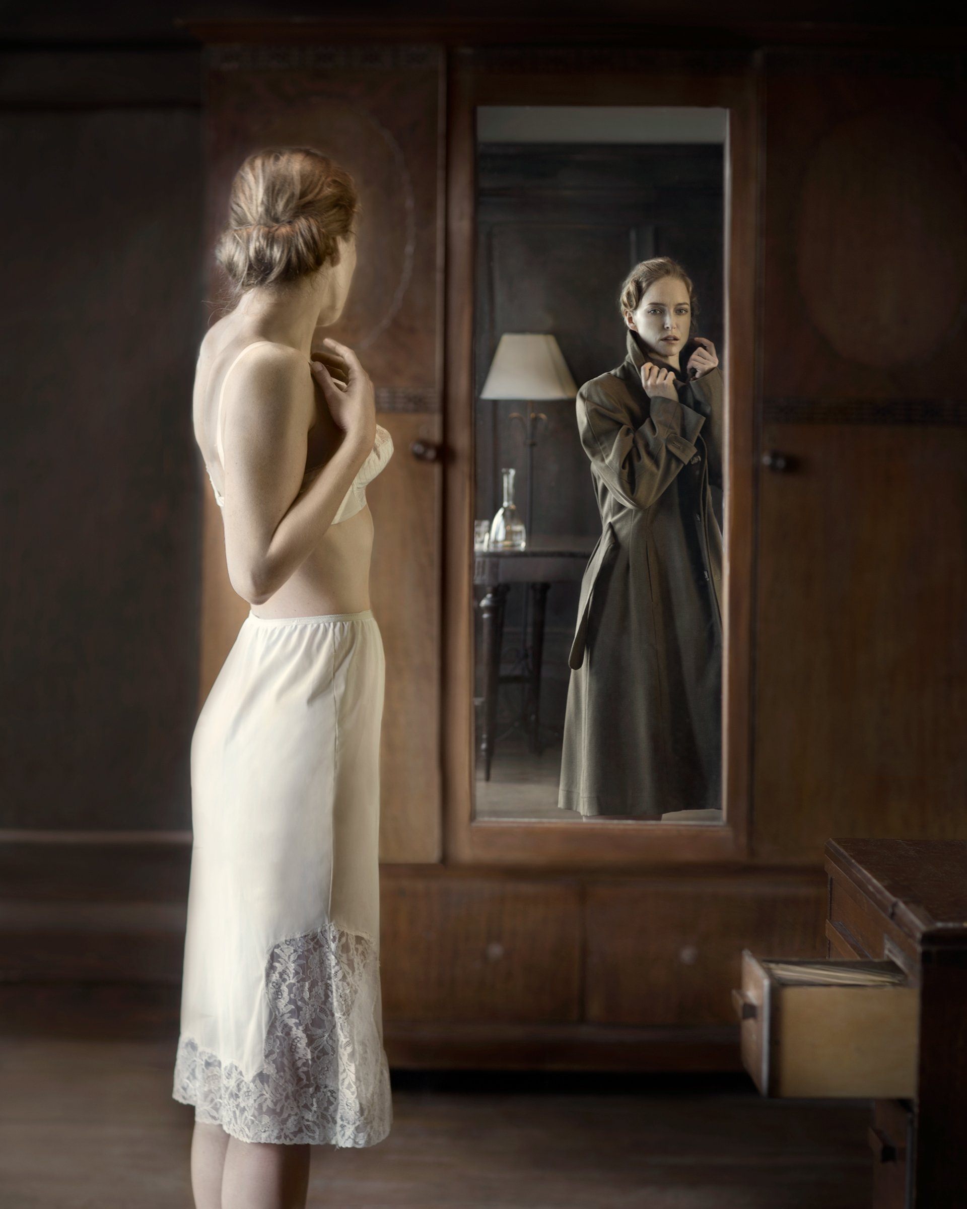 Женщина в зеркале роли. («Отражение в зеркале», 1840. Девушка в зеркале.